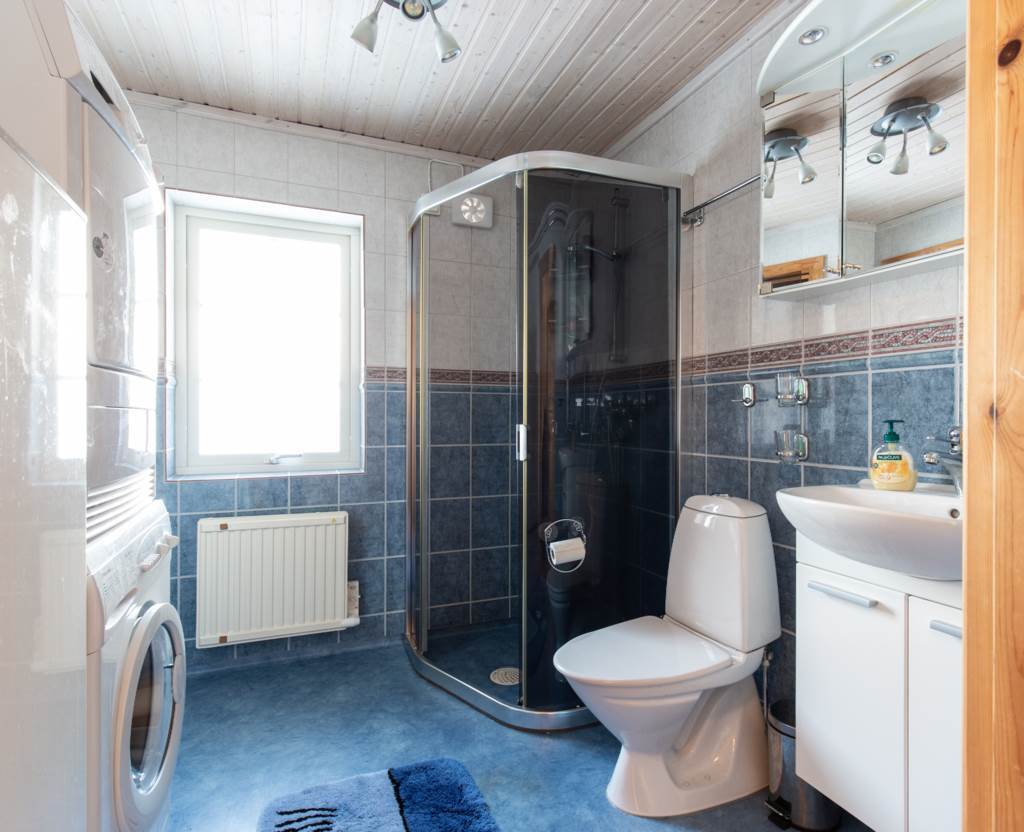 Lågupplöst Lågupplöst Badrum Rymligt hus med många bäddar och stort garage på Lövhammaren!