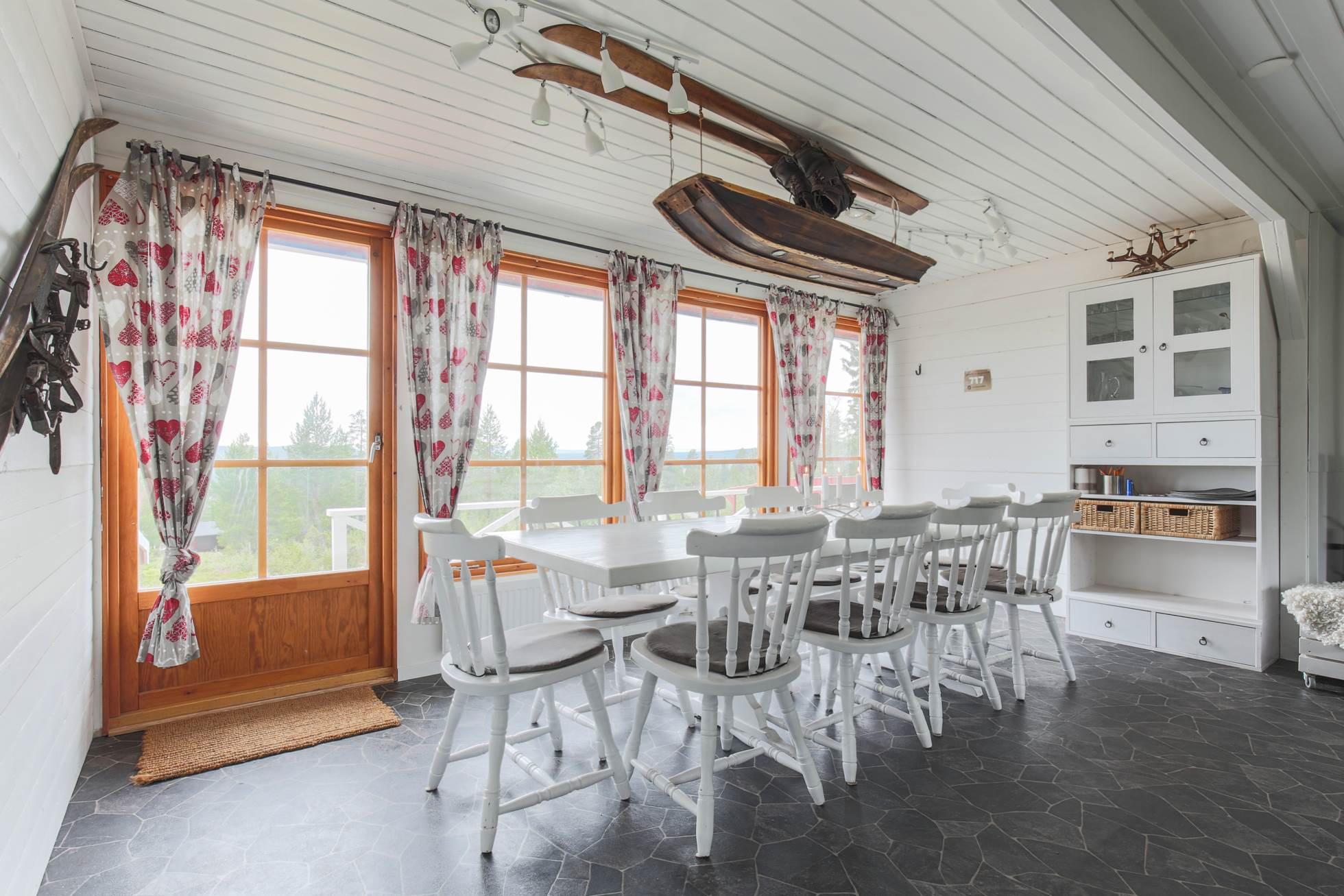 Matplats med utgång till altan Fantastiskt läge i Hovärksbyn med spabad och renoverat badrum